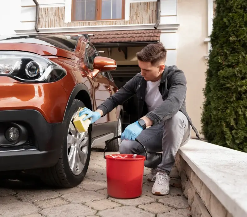 Lavage auto à domicile Évaux-et-Ménil : professionnel intervenant sur un véhicule